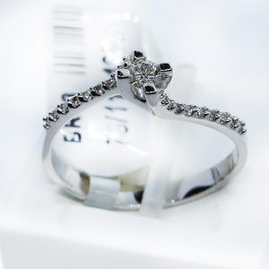 Anillo oro blanco con brillante crown